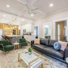Boho Home with driveway and lots of onsuite baths!, hotel v destinaci Atlanta