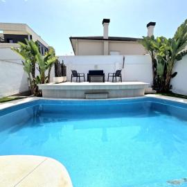 Chalet con jardin privado y piscina para disfrutar con la familia y amigos, хотел в Пунта Умбрия