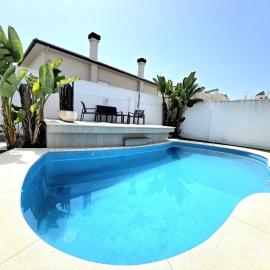 Chalet con jardin privado y piscina para disfrutar con la familia y amigos, hotel en Punta Umbría