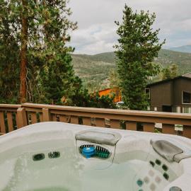 Breck Chalet on Peak 7 with Hot Tub, Mountain Views, Pet Friendly, 7-mins from Breckenridge Ski Resort, hotel di Breckenridge