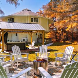 The Goat and Cherry- Cozy Retreat, Hot Tub, Fire Pit, Arcade Fun & Dogs!