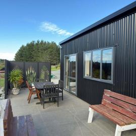 Waitarere, peaceful 2 bedroom rustic Beach House with Spa Pool, hotel di Waitarere