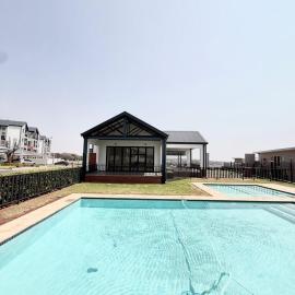 Studio Luxe The Aura Your Calm Escape, hotel u gradu Northriding