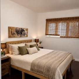 Charming Chelsea Bungalow Central Location Modern Comforts, Hotel in Chelsea