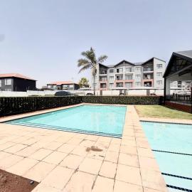 Studio Luxe The Aura Your Calm Escape, hotel a Northriding