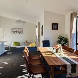 Willow & Light Spacious Warm 4BR Family Retreat