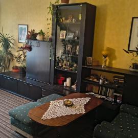 Апартамент в Перник, кв Изток, до 5 човека - 2 спални, хол, кухня, отделни баня и тоалетна, балкони, hotell i Pernik