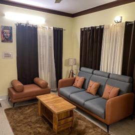 Yami Vistas - 3BHK AC Homestay Near Downtown CITY Centre