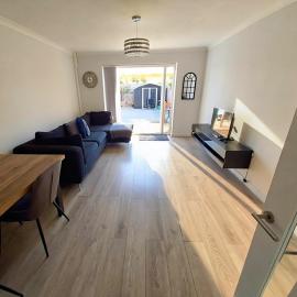Modern 2 Bedroom House in Hounslow, Hotel in Hounslow