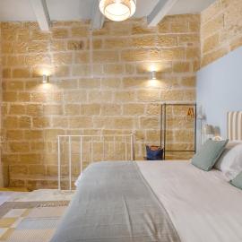New 1 bedroom townhouse steps away from waterfront, hotel in Senglea