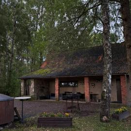 Hunter's Lodge, hotel a Ozolaine