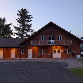 L'Ours Bleu, Hotel in Lac-Saguay