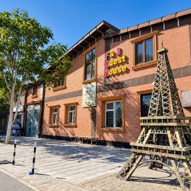Family Guest house - Friends-J: Nukus'ta bir otel