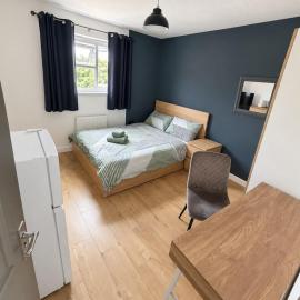 Modern Double Room with Smart TV & Fridge near Hospital