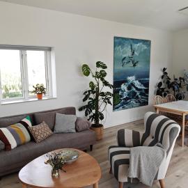 Solrig og moderne villalejlighed tæt på midtbyen, Hotel in Holme