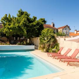 La Villa Benedictins - Piscine & Grand Jardin, hotel di Limoges