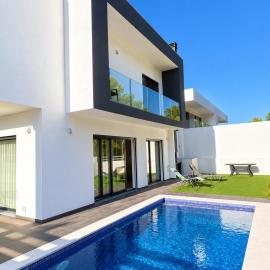 Luxury villa between Nature and the beach