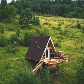 Dealu Leului에 위치한 호텔 Cabana Colt Verde 2 A-frame chalet