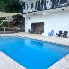 Solar powered Mountain Oasis with Swimming Pool in Puerto Rico, hotell sihtkohas San German