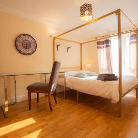 Free parking 7 beds Contractor & Large groups, hotel a Earley