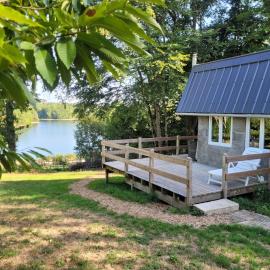 Petite maison - Chalet vue sur Lac - B&B, hotel di Neuvic