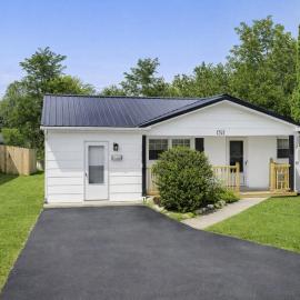3 Bedroom 2 Bathroom Centralized Modern Home in Johnson City, hotel a Johnson City