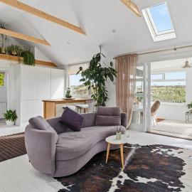 Beach House with direct access to the beach โรงแรมในHumberston