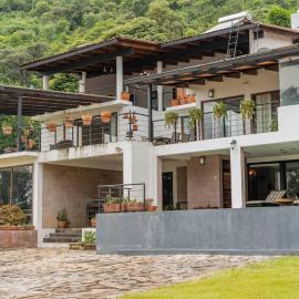 Stunning home in Valle De Bravo with lake view, Hotel in Colorines