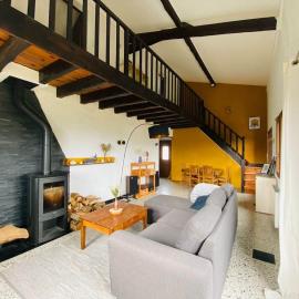 Charming house at Lake Aydat, Hotel in Aydat