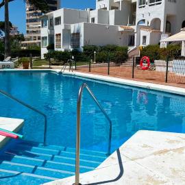 Piso coqueto a pasos de la playa, piscina todo el año y parking, hótel í Malaga