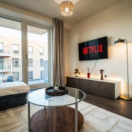 1 BR Penthouse with Skyline Views & Direct to Central, хотел в Hatch End