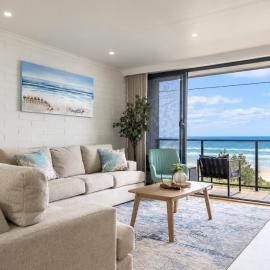 Endless Azure - Beachfront Bliss and Ocean Views، فندق في Edithvale