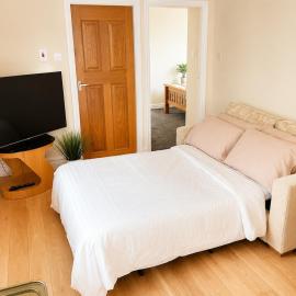 Town Centre Apartment with Private Parking & Garden
