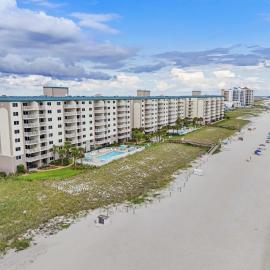 Gorgeous Oceanfront condo with washer&dryer Gulf-front balcony & pool hot tub