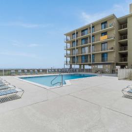 Beachfront condo with balcony overlooking Gulf of Mexico & resort pool, hotel u gradu Galf Šors