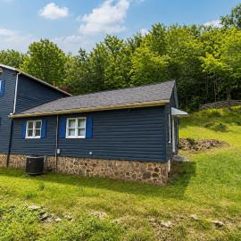 37-Acre Private Cabin Retreat near Shenandoah, Hotel in Stanley