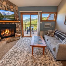 North Shore ski-in/ski-out loft with hot tub