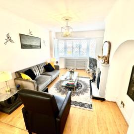 Stunning Modern Cozy 5 star 3 bedroom house-Free Parking Greater London Metro Stations hosted by Tony, Hotel in Catford