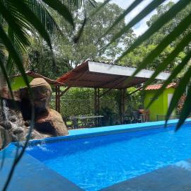Aventura y paz en casa con piscina y billar en Orotina