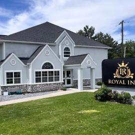 Royal Inn Midvale، فندق في ميدفال
