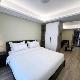 L CONDOTEL Apartment Near Okada Casino PITX MOA with Pool, hotel sa Maynila