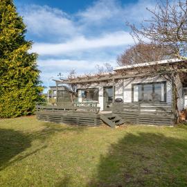 Wharewaka Bach - Lake Taupo Holiday Home