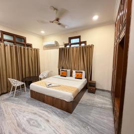 Hotel O PVR Grand Luxury Rooms, hotelli kohteessa Sangāreddi