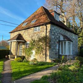 Quintessential Cottage near Stonehenge & Amesbury