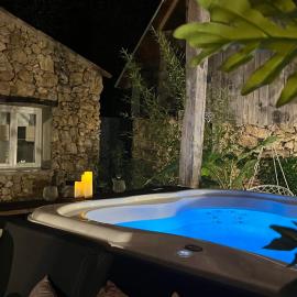 Jacuzzi privatif cocon en Pierre vue montagne, хотел в Bouyon