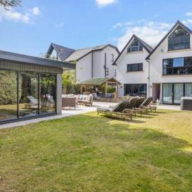 Luxury 5-Bed Hale Barns Home Cinema & Games