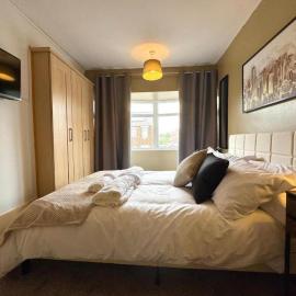 3 BR Fully Furnished Sleeps 5 Ideal for Extended Stays Families & Contractor Workers Free Parking