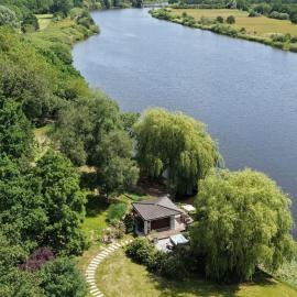 Slapen aan het Ven - Privé wellness lodge aan het water, hotel sa Wijchen