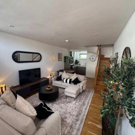 95 Haydon Place - Central Guildford Townhouse with Parking