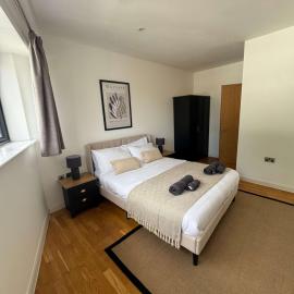 95 Haydon Place - Central Guildford Townhouse with Parking